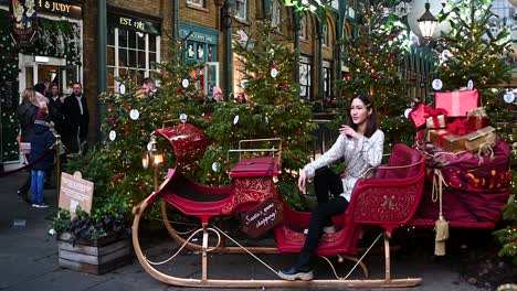 Model-Posiert-Im-Schlitten-Des-Weihnachtsmanns,-Covent-Garden,-London,-Vereinigtes-Königreich