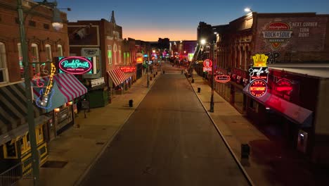 Bars-on-Beale-Street-in-Memphis-at-night