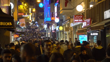Concurrida-Calle-Comercial-En-El-Distrito-De-Estambul-Kadikoy-Durante-La-Hora-Punta-De-La-Noche