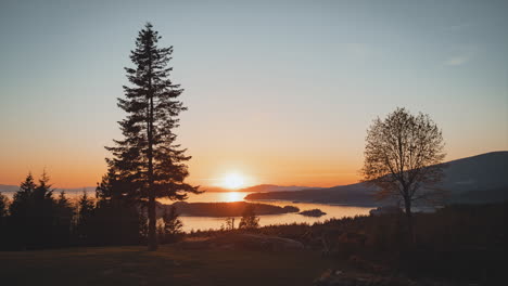 Zeitraffer-Lebendiger-Farben-Eines-Warmen-Sonnenuntergangs-Oder-Sonnenaufgangs-Von-Inseln-Und-Ozeanen-In-Bowen-Island,-British-Columbia,-Kanada