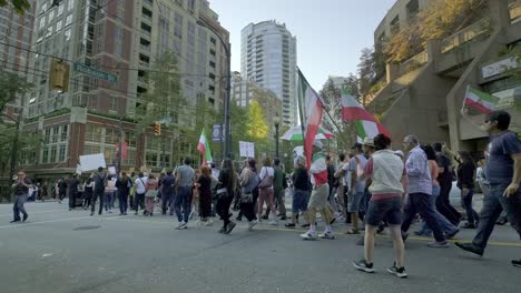 Tausende-Von-Demonstranten,-Die-Flaggen-Und-Plakate-Hissten,-Gingen-Während-Der-Proteste-Gegen-Den-Tod-Von-Mahsa-Amini-Durch-Die-Straßen-Der-Innenstadt-Von-Vancouver