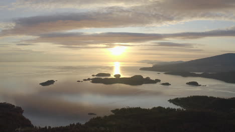 Drohne-Antenne-Von-Lebendigen-Farben-Eines-Warmen-Sonnenuntergangs-Oder-Sonnenaufgangs-Von-Inseln-Und-Ozeanen-In-Bowen-Island,-Britisch-Kolumbien,-Kanada