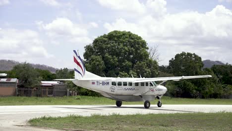 Cessna-208b-Grand-Caravan-Ex-Despegando-Del-Aeropuerto-Rural-De-Sansa-Airlines,-Siga-El-Tiro-Derecho
