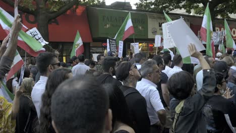 Cientos-De-Manifestantes-En-Las-Calles-De-Vancouver-Con-Pancartas-Y-Banderas-Iraníes-En-Apoyo-De-La-Protesta-Mahsa-Amini