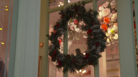 Weihnachtsroter-Beerenkranz,-Der-An-Einer-Tür-Hängt