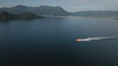 Drohnenaufnahme-Eines-Touristenbootes-Auf-Dem-Wasser-In-Der-Stadt-Hong-Kong,-China