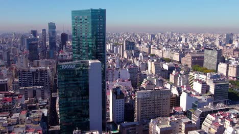 Aerial-4K-view-of-the-polluted-city-of-Buenos-Aires,-Argentina