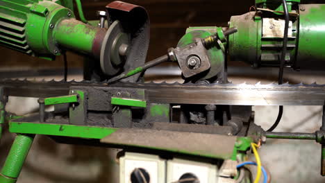 Automatisierter-Schleifprozess-Für-Bandsägeblätter-Mit-Rotierender-Schleifmaschine