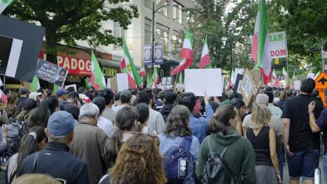 Menschen-Mit-Plakaten-Und-Fahnen-Demonstrieren-Protest-Zur-Unterstützung-Der-Iraner,-Die-Gegen-Den-Tod-Von-Mahsa-Amini-Protestieren