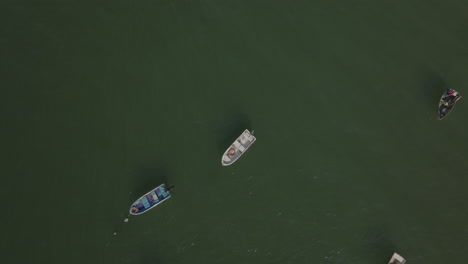 Boats-floating-on-the-water-in-the-city-in-Hong-Kong,-China
