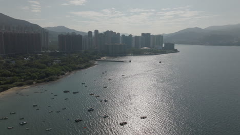 Drohnenaufnahme-Von-Hunderten-Von-Touristenbooten-Auf-Dem-Wasser-In-Der-Stadt-In-Hongkong,-China