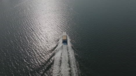 Luftaufnahmen-Von-Segeltourismusbooten-Auf-Dem-Wasser-In-Der-Stadt-Hongkong,-China