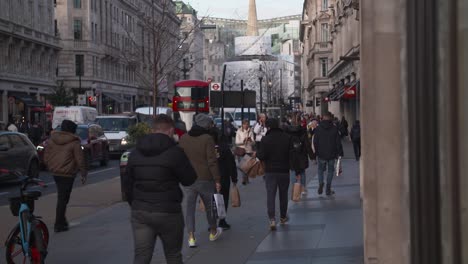 Crowds-of-people-walking-in-Oxford-street,-London