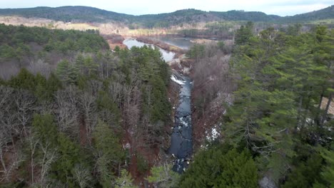 Qttauquechee-River,-Der-Durch-Die-Quechee-schlucht-In-Vermonts-Mill-Pond-Falls-Fließt---Luftüberführung