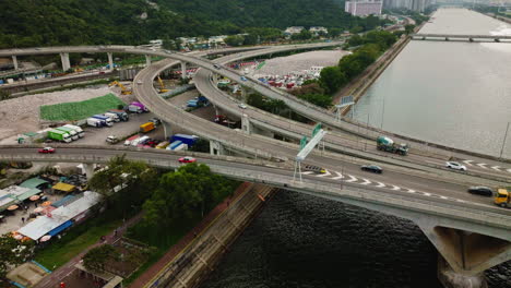 Tráfico-Intenso-En-La-Autopista-A-Través-De-Un-Amplio-Puente-Fluvial-En-Hong-Kong,-China