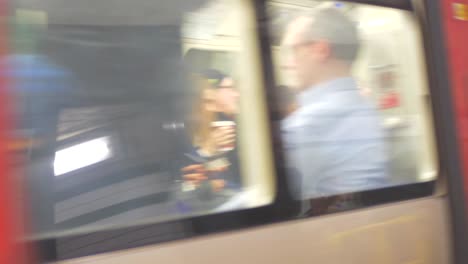 Gente-Esperando-El-Tren-En-La-Estación-De-Metro