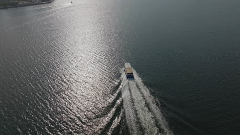 Segeltourismusboot-Auf-Dem-Wasser-In-Der-Stadt-Hong-Kong,-China