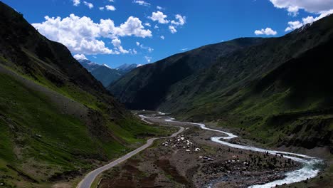 Luftaufnahme-Des-Flusses-Kunhar-Und-Der-Straße-In-Kpk-Pakistan-In-Richtung-Gilgit-Baltistan