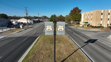 Tulsa-Route-66-Schild-An-Einem-Sonnigen-Tag-In-Oklahoma,-USA
