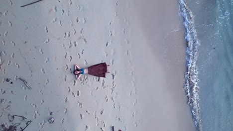 Nahaufnahmefrauen,-Die-Auf-Einem-Natürlichen-Strand-Sich-Entspannen