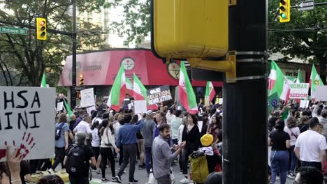 Miles-De-Personas-Marchando-En-Las-Calles-De-Vancouver,-Canadá,-Con-Pancartas-Y-Banderas-Iraníes-En-Apoyo-De-Las-Protestas-Tras-La-Muerte-De-Mahsa-Amini