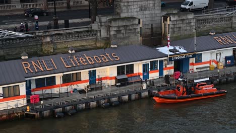 Blick-Von-Der-Waterloo-Brücke-Auf-Die-Rnlii-Rettungsboote,-London,-Vereinigtes-Königreich