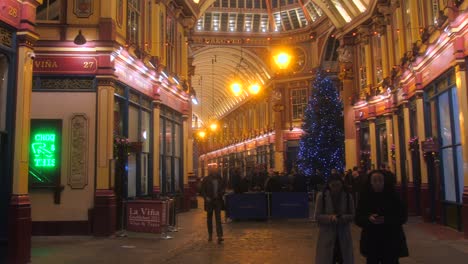 Weihnachtsstimmung-Am-Leadenhall-Market-Mit-Menschen,-Die-Nachts-In-London,-England,-Hetzen