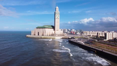 Mezquita-Hassan-Ii,-Esta-Es-La-Gran-Y-Elaborada-Frente-Al-Mar-En-Boulevard-Sidi-Mohammed-Ben-Abdallah,-Construida-En-1993