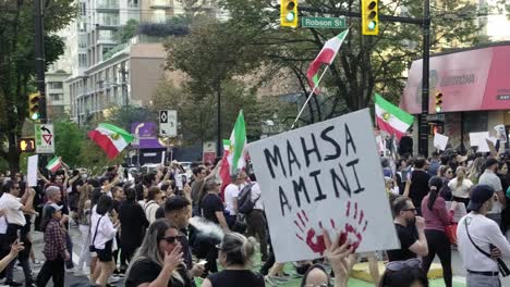 Multitud-De-Personas-Protestando-En-Las-Calles-De-Vancouver-En-Canadá-Por-La-Muerte-De-La-Mujer-Iraní-Mahsa-Amini
