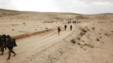 Drohnenaufnahme-Von-IDF-Soldatentruppen,-Die-Während-Einer-Militäroperation-In-Der-Wüste-Vorwärts-Gehen