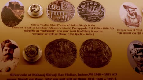 Alte-Münzen,-Die-Aus-Einem-Flachen-Winkel-Ausgestellt-Sind,-Wurden-Am-22.-September-In-Daulat-Khana-Mehrangarh-Fort-Jodhpur,-Rajasthan,-Indien,-Aufgenommen