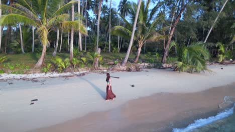 Mujer-Caminando-Con-Falda-Larga-En-La-Ola-De-La-Costa-De-La-Playa