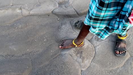 Nahaufnahme-Von-Engaresero-Fußabdrücken-Mit-Füßen-Des-Masai-Stammes-Darüber,-älteste-Menschliche-Spuren