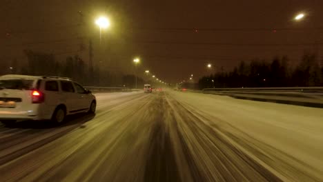 POV-Aufnahme-Auf-Einer-Verschneiten-Autobahn-In-Helsinki,-Auf-Der-Autos-Schnee-Aufsammeln