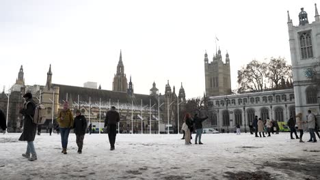 Menschen,-Die-über-Schneebedeckte-Gärten-Des-Parliament-Square-Mit-Der-Westminster-Hall-Und-Der-St.-Margaret&#39;s-Church-Im-Hintergrund-Gehen