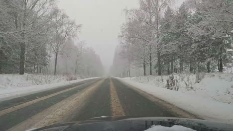 Pov-Conduciendo-A-Lo-Largo-De-La-Carretera-Vacía-De-Invierno-Frío-Con-Nieve-Cayendo