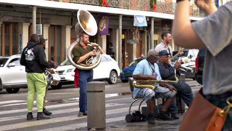 Músicos-Callejeros-De-Nueva-Orleans-Interpretando-Cafe-Du-Monde-A-Cámara-Lenta-60fps