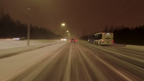 Tiro-Pov-Conduciendo-Por-Una-Carretera-Muy-Transitada-En-Helsinki-En-La-Noche