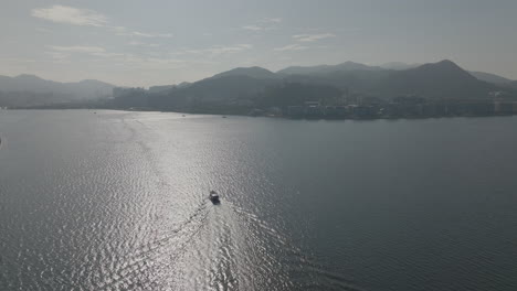 Aerial-Drone-shot-of-boats-sailing-in-Hong-Kong-waters,-China