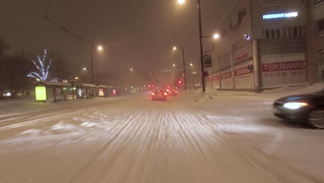 Pov-Conduciendo-En-Tráfico-Pesado-En-El-Centro-De-Helsinki-En-Una-Tormenta-De-Nieve