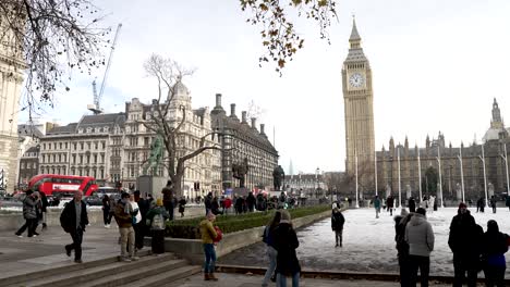 Tourists-Exploring-Snow-Covered-Parliament-Square-Gardens-And-With-Big-Ben-In-View-In-Background