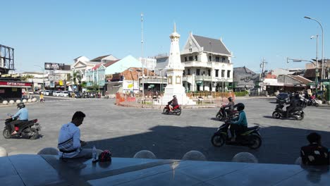 Tugu-Yogyakarta-En-Una-Mañana-Soleada-Con-Un-Cielo-Azul