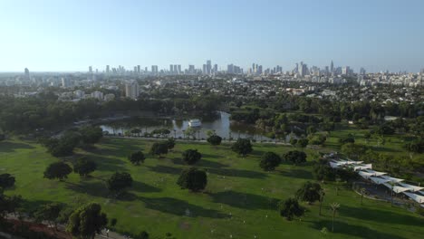 Parallaxe-In-Großer-Höhe-über-Dem-Nationalpark-Ramat-Gan,-Israel---Die-Skyline-Von-Tel-Aviv-Im-Hintergrund-#002