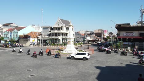 Tugu-Yogyakarta-An-Einem-Sonnigen-Morgen-Mit-Blauem-Himmel