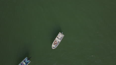 Top-Shot-Viele-Boote-Schwimmen-Auf-Dem-Wasser-In-Der-Stadt-Hong-Kong,-China