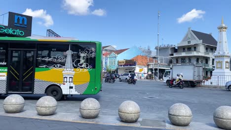 El-Autobús-Urbano-Trans-Jogja-Pasa-Por-El-Monumento-De-Yogyakarta-Por-La-Mañana,-El-Clima-Es-Claro-Y-El-Cielo-Es-Azul