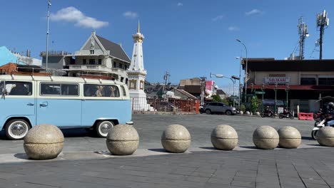Sie-Können-Sehen,-Wie-Der-VW-Combi-Das-Yogyakarta-Denkmal-Wie-Auf-Einer-Tour-überquert