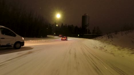 Pov-Fahrende-Aufnahme,-Die-Auf-Die-Verschneite-Autobahn-In-Helsinki-übergeht