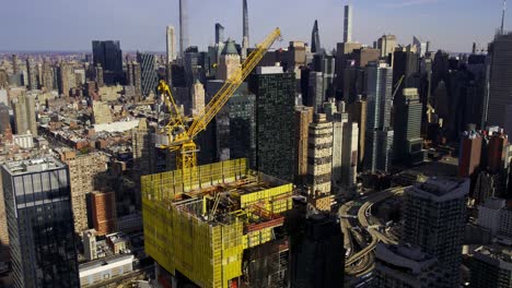 Aerial-view-in-front-of-a-tall-building-under-construction-in-Manhattan,-NY,-USA