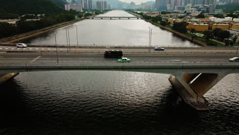 Toma-De-Drones-De-Autos-Conduciendo-En-La-Carretera-Sobre-Un-Amplio-Puente-Fluvial-En-China